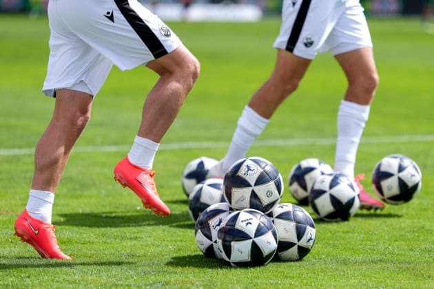 Spieler vom SV Sandhausen (SVS), beim Aufwärmen, Aufwärmprogramm, Warmlaufen vor dem Spiel, Aktion, Action, Symbolfoto, Symbolbild, Symbol, 22.08.2026, Sandhausen (Deutschland), Fussball, Regionalliga Südwest, SV Sandhausen - FC 08 Homburg *** SV Sandhausen (SVS) players warming up, warm-up routine, pre-game warm-up, action, symbolic photo, symbolic image, symbol, August 22, 2026, Sandhausen, Germany, soccer, Regionalliga Südwest, SV Sandhausen FC 08 Homburg xozx