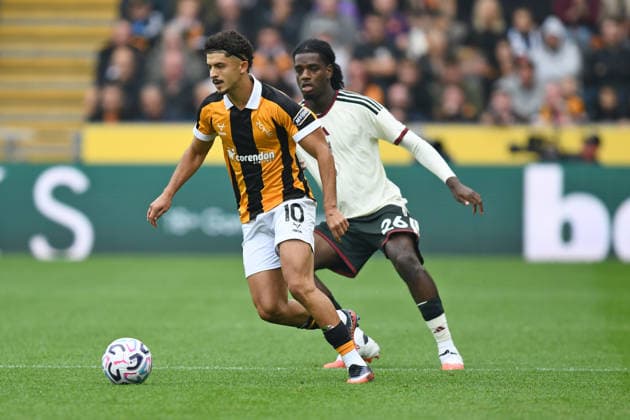 Hull City v Manchester United, ManU Premier League Hull City forward Mohamed Belloumi (10) and Manchester United defender Ayden Heaven (26) during the Premier League match between Hull City and Manchester United at the MKM Stadium, Kingston upon Hull, UK on 22 August 2026. Kingston upon Hull MKM Stadium East Riding of Yorkshire UK Editorial use only DataCo restrictions apply See www.football-dataco.com , Copyright: xIanxLyallx PSI-24730-0037