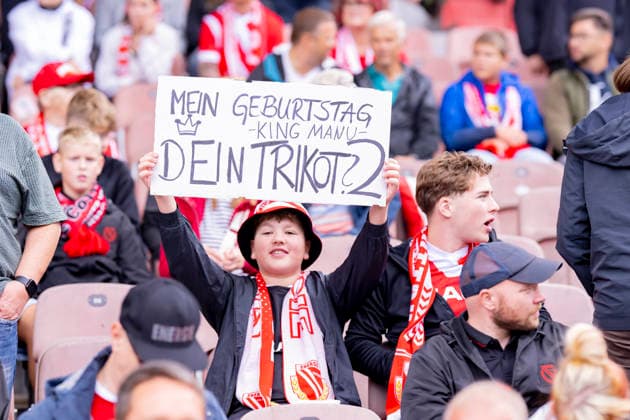Germany, Cottbus, LEAG Energie Stadion, 22.08.2026, DFB Pokal 2026 27, 1. Runde, FC Energie Cottbus vs. FC Augsburg, Fan zeigt Plakat mit Trikotwunsch für King Manu (Energie Cottbus), Photo by Eibner Pressefoto Tino Henschel< DFB Pokal 2026 27, 1. Runde, FC Energie Cottbus vs. FC Augsburg Cottbus *** Germany, Cottbus, LEAG Energie Stadium, August 22, 2026, 2026-27 DFB Cup, First Round, FC Energie Cottbus vs. FC Augsburg, Fan holds up a sign with a jersey request for King Manu at Energie Cottbus, Photo by Eibner Pressefoto Tino Henschel, DFB Cup 2026–27, First Round, FC Energie Cottbus vs. FC Augsburg, Cottbus Copyright: xEibnerxPressefotox