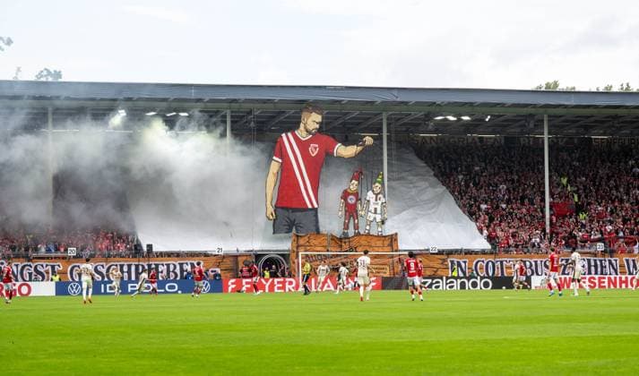 Fußball, Herren, Saison 2026 2027, DFB-Pokal (1. Runde), FC Energie Cottbus - FC Augsburg, Fans von Energie zünden symbolisch die Augsburger Puppenkiste und Puppen an, 22.08.2026, *** Soccer, Men s, 2026–2027 Season, DFB Cup First Round, FC Energie Cottbus vs. FC Augsburg; Energie fans symbolically set fire to the Augsburger Puppenkiste and its puppets, August 22, 2026, Copyright: xMatthiasxKochx
