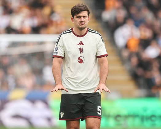 Premier League: Hull City v Manchester United, ManU Harry Maguire of Manchester United calms his defence down during the Premier League match Hull City vs Manchester United at MKM Stadium, Hull, United Kingdom on 22 August 2026 (Photo by Alfie Cosgrove News Images) Hull MKM Stadium East Riding of Yorkshire United Kingdom Copyright: xAlfiexCosgrove NewsxImagesx