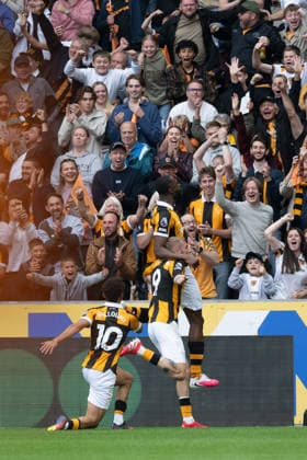 Hull City v Manchester United, ManU Premier League Semi Ajayi of Hull City celebrates with team mates after scoring his sides first goal during the Premier League match between Hull City and Manchester United at the MKM Stadium, Hull. 22 08 2026 UK Newspapers OUT Copyright: xMattxWilkinsonx FIL-23804-0096