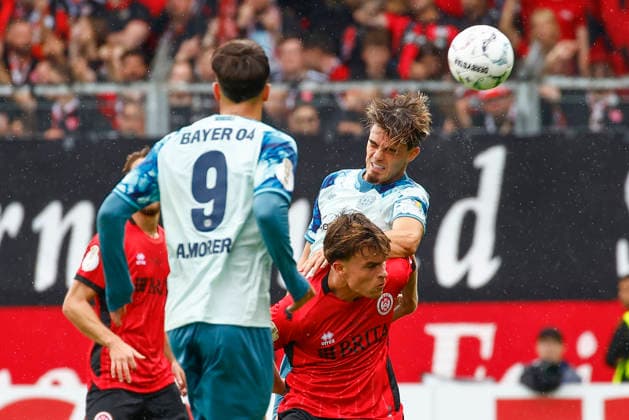 22.08.2026, xavx, Fussball DFB Pokal 1.Runde, SV Wehen Wiesbaden - Bayer 04 Leverkusen v.l. Ben Nink (SV Wehen Wiesbaden), Miguel Gutiérrez (Bayer 04 Leverkusen) Wiesbaden *** August 22, 2026, xavx, Soccer, DFB Cup First Round, SV Wehen Wiesbaden vs. Bayer 04 Leverkusen, Ben Nink (SV Wehen Wiesbaden), Miguel Gutiérrez (Bayer 04 Leverkusen), Wiesbaden
