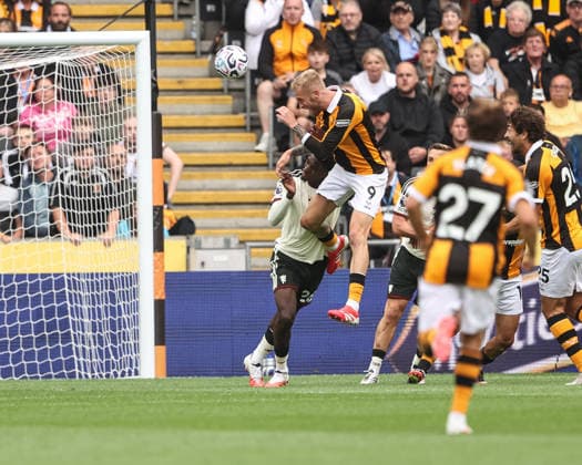 Premier League: Hull City v Manchester United, ManU Oliver McBurnie of Hull City heads on goal during the Premier League match Hull City vs Manchester United at MKM Stadium, Hull, United Kingdom on 22 August 2026 (Photo by Alfie Cosgrove News Images) Hull MKM Stadium East Riding of Yorkshire United Kingdom Copyright: xAlfiexCosgrove NewsxImagesx