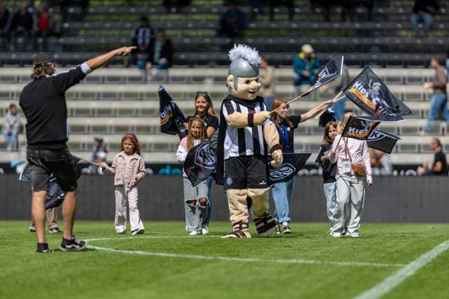 VfR Aalen Maskottchen Roemer mit Kindern vor dem Spiel auf dem Platz mit Fahnen, GER, VfR Aalen vs. SG Eintracht Frankfurt II, Fussball, Herren, Regionalliga Suedwest, 3. Spieltag, Spielzeit 2026 2027, 22.08.2026, DFL DFB REGULATIONS PROHIBIT ANY USE OF PHOTOGRAPHS AS IMAGE SEQUENCES AND OR QUASI-VIDEO, GER, VfR Aalen vs. SG Eintracht Frankfurt II, Fussball, Herren, Regionalliga Suedwest, 3. Spieltag, Spielzeit 2026 2027, 22.08.2026 Aalen *** VfR Aalen mascot Roemer with children on the field before the game, waving flags, GER, VfR Aalen vs. SG Eintracht Frankfurt II, soccer, men s, Regionalliga Southwest, Matchday 3, 2026–2027 season, August 22, 2026, DFL and DFB regulations prohibit any use of photographs as image sequences and or quasi-video, GER, VfR Aalen vs. SG Eintracht Frankfurt II, soccer, men’s, Regionalliga Southwest, Matchday 3, 2026–2027 season, August 22, 2026, Aalen Copyright: xEibner-Pressefoto JanixPlessx EP_JPL