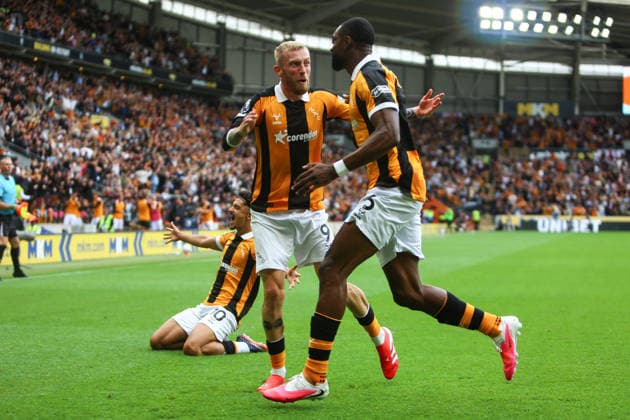 MKM Stadium KINGSTON UPON HULL, ENGLAND, AUGUST 22: Oli McBurnie (L) and Semi Ajayi (R) of Hull City celebrate the opening goal during the Premier League 2026-27 match between Hull City and Manchester United, ManU at MKM Stadium on August 22, 2026 in Kingston upon Hull, England. (Photo by Zach Forster Sports Press Photo) (Zach Forster Sports Press Photo SPP)  Copyright: xZachxForster SportsxPressxPhotox xSPPx spp-en-ZaFoPrPh-spp26_zachf_2208_142