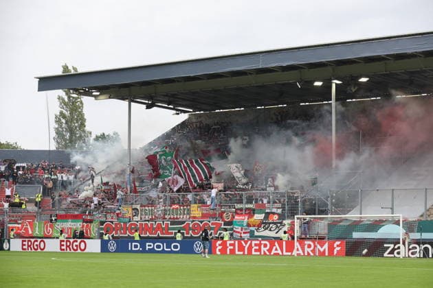 Pyroaktion der Augsburger Fans. Fussball DFB-Pokal 1. Hauptrunde 2026 2027 FC Energie Cottbus - FC Augsburg *** Pyrotechnics by Augsburg Fans: Soccer, DFB Cup, First Round, 2026–2027, FC Energie Cottbus vs. FC Augsburg