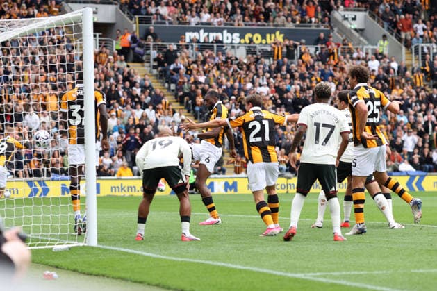 Hull v Man Utd 22 August 2026, Hull - Premier League Football - Hull City v Manchester United, ManU - Semi Ajayi of Hull City scores the opening goal - Photo: Charlotte Wilson Offside. Hull UK *** Hull gegen Man Utd, 22. August 2026, Hull, Premier League, Fußball: Hull City gegen Manchester United – Semi Ajayi von Hull City erzielt das erste Tor. Foto: Charlotte Wilson, Offside, Hull, Großbritannien  Copyright: xCharlottexWilsonx xOffsidexOffside