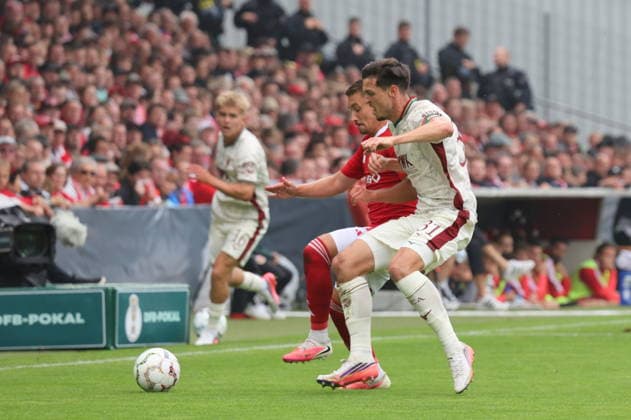 17 Julian Guttau (Energie Cottbus, l.), 31 Keven Matteo Schlotterbeck (FC Augsburg) Fussball DFB-Pokal 1. Hauptrunde 2026 2027 FC Energie Cottbus - FC Augsburg *** 17 Julian Guttau, Energie Cottbus, l, 31 Keven Matteo Schlotterbeck, FC Augsburg, Soccer, DFB Cup, 1st Round, 2026–2027, FC Energie Cottbus, FC Augsburg