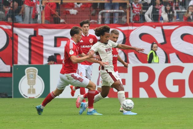 11 Moritz Hannemann (Energie Cottbus, l.) im Duell mit 4 Han-Noah Massengo (FC Augsburg) Fussball DFB-Pokal 1. Hauptrunde 2026 2027 FC Energie Cottbus - FC Augsburg *** 11 Moritz Hannemann (Energie Cottbus), left, in a duel with 4 Han Noah Massengo (FC Augsburg) Soccer DFB Cup 1st Round 2026–2027 FC Energie Cottbus vs. FC Augsburg