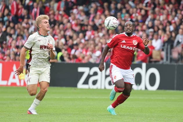 16 Hennes Behrens (FC Augsburg. l.), 7 Christian Kinsombi (Energie Cottbus) Fussball DFB-Pokal 1. Hauptrunde 2026 2027 FC Energie Cottbus - FC Augsburg *** 16 Hennes Behrens, FC Augsburg, 7 Christian Kinsombi, Energie Cottbus, Soccer, DFB Cup, 1st Round, 2026–2027, FC Energie Cottbus, FC Augsburg