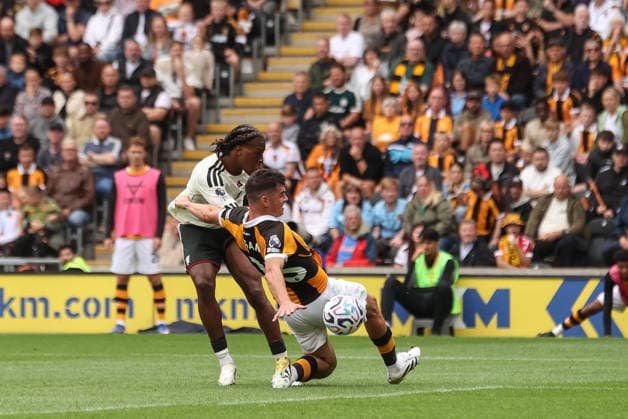 Premier League: Hull City v Manchester United, ManU John Egan of Hull City blocks a shot off Patrick Dorgu of Manchester United during the Premier League match Hull City vs Manchester United at MKM Stadium, Hull, United Kingdom on 22 August 2026 (Photo by Alfie Cosgrove News Images) Hull MKM Stadium East Riding of Yorkshire United Kingdom Copyright: xAlfiexCosgrove NewsxImagesx