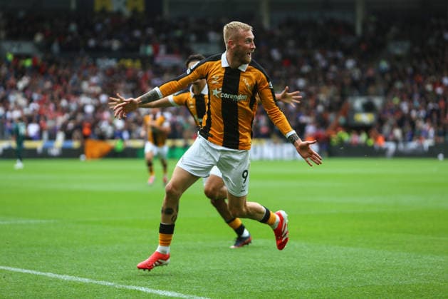 MKM Stadium KINGSTON UPON HULL, ENGLAND, AUGUST 22: Oli McBurnie of Hull City celebrates Semi Ajayi’s opening goal during the Premier League 2026-27 match between Hull City and Manchester United, ManU at MKM Stadium on August 22, 2026 in Kingston upon Hull, England. (Photo by Zach Forster Sports Press Photo) (Zach Forster Sports Press Photo SPP)  Copyright: xZachxForster SportsxPressxPhotox xSPPx Sportspressphoto_SPR212147