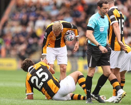Premier League: Hull City v Manchester United, ManU Oliver McBurnie of Hull City checks on injured Matt Crooks of Hull City during the Premier League match Hull City vs Manchester United at MKM Stadium, Hull, United Kingdom on 22 August 2026 (Photo by Alfie Cosgrove News Images) Hull MKM Stadium East Riding of Yorkshire United Kingdom Copyright: xAlfiexCosgrove NewsxImagesx
