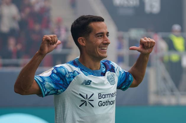 Deutschland: Fußball DFB-Pokal 2026 2027, 1. Spieltag - SV Wehen Wiesbaden vs Bayer 04 Leverkusen Brita-Arena (Wiesbaden) Tor und Torjubel zum 0:2 durch Lucas Vazquez (B04, 17) *** Germany Soccer DFB Cup 2026–2027, Matchday 1: SV Wehen Wiesbaden vs. Bayer 04 Leverkusen at Brita Arena in Wiesbaden. Goal and celebration following Lucas Vazquez s 0–2 goal for B04, 17 Copyright: xTobiasxWentzellx