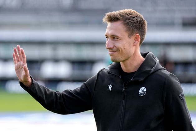Kevin Stotz (Trainer, Cheftrainer, SVS), gibt Anweisungen, gestikuliert, mit den Armen gestikulieren, Einzelbild, Einzelfoto, Aktion, Action, Freude, freuen, freut sich, freundlich, fröhlich, glücklich, strahlend, optimistisch, 22.08.2026, Sandhausen (Deutschland), Fussball, Regionalliga Südwest, SV Sandhausen - FC 08 Homburg *** Kevin Stotz, Coach, Head Coach, SVS, giving instructions, gesturing, gesturing with his arms, single frame, single photo, action, joy, happy, delighted, friendly, cheerful, happy, beaming, optimistic, August 22, 2026, Sandhausen, Germany, soccer, Regionalliga Südwest, SV Sandhausen FC vs. 08 Homburg xozx