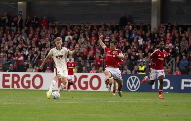 Fußball, Herren, Saison 2026 2027, DFB-Pokal (1. Runde), FC Energie Cottbus - FC Augsburg, Anton Kade (FC Augsburg) erzielt das Tor zum 0:1 gegen Axel Borgmann (Energie Cottbus), Fousseny Doumbia, 22.08.2026, *** Soccer, Men s, 2026–2027 Season, DFB Cup First Round, FC Energie Cottbus vs. FC Augsburg; Anton Kade of FC Augsburg scores the goal to make it 0–1 against Axel Borgmann of Energie Cottbus; Fousseny Doumbia; August 22, 2026, Copyright: xMatthiasxKochx