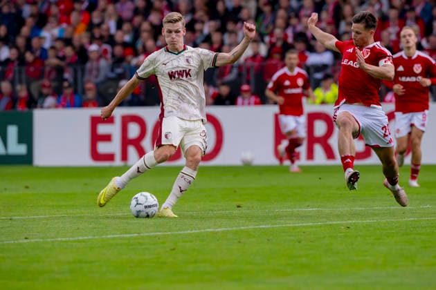 Germany, Cottbus, LEAG Energie Stadion, 22.08.2026, DFB Pokal 2026 27, 1. Runde, FC Energie Cottbus vs. FC Augsburg, Schuss ins Glueck, Anton Kade (FC Augsburg), Photo by Eibner Pressefoto Tino Henschel DFB Pokal 2026 27, 1. Runde, FC Energie Cottbus vs. FC Augsburg Cottbus *** Germany, Cottbus, LEAG Energie Stadium, August 22, 2026, 2026–27 DFB Cup, First Round, FC Energie Cottbus vs. FC Augsburg, Lucky Shot, Anton Kade (FC Augsburg), Photo by Eibner Pressefoto Tino Henschel, DFB Cup 2026–27, First Round, FC Energie Cottbus vs. FC Augsburg, Cottbus Copyright: xEibnerxPressefotox