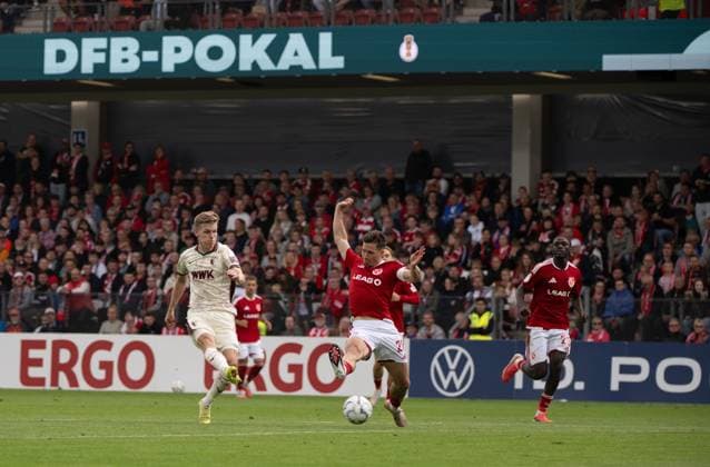 Fußball, Herren, Saison 2026 2027, DFB-Pokal (1. Runde), FC Energie Cottbus - FC Augsburg, Anton Kade (FC Augsburg) erzielt das Tor zum 0:1 gegen Axel Borgmann (Energie Cottbus), Fousseny Doumbia, 22.08.2026, *** Soccer, Men s, 2026–2027 Season, DFB Cup First Round, FC Energie Cottbus vs. FC Augsburg, Anton Kade of FC Augsburg scores the goal to make it 0–1 against Axel Borgmann of Energie Cottbus, Fousseny Doumbia, August 22, 2026, Copyright: xMatthiasxKochx