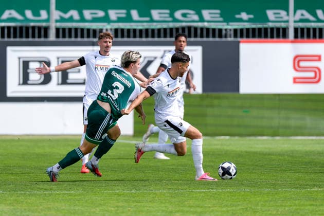 v.li.: Frederik Schumann (Homburg, 3), David Mamutovic (SVS, 7), Zweikampf, Spielszene, Duell, duel, tackle, tackling, Dynamik, Action, Aktion, 22.08.2026, Sandhausen (Deutschland), Fussball, Regionalliga Südwest, SV Sandhausen - FC 08 Homburg *** From left: Frederik Schumann (Homburg), 3; David Mamutovic (SVS), 7; tackle, game scene, duel, tackle, tackling, dynamism, action, 08 22 2026, Sandhausen, Germany, soccer, Regionalliga Südwest, SV Sandhausen FC 08 Homburg xozx