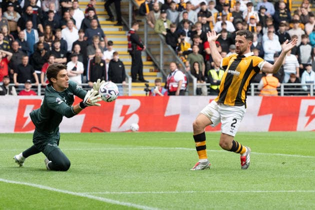 Hull City v Manchester United, ManU Premier League Lewis Coyle of Hull City guides the ball back to Hull City goalkeeper Konstantinos Tzolakis during the Premier League match between Hull City and Manchester United at the MKM Stadium, Hull. 22 08 2026 UK Newspapers OUT Copyright: xMattxWilkinsonx FIL-23804-0109