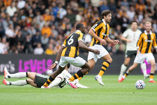 Hull City v Manchester United, ManU Premier League Semi Ajayi of Hull City takes the ball past Matheus Cunha of Manchester United during the Premier League match between Hull City and Manchester United at the MKM Stadium, Hull. 22 08 2026 UK Newspapers OUT Copyright: xMattxWilkinsonx FIL-23804-0110