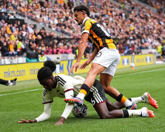Hull City v Manchester United, ManU Premier League Mohamed Belloumi of Hull City (right) tussles with Ayden Heaven of Manchester United (on floor) during the Premier League match at the MKM Stadium, Hull 22 08 2026 UK Newspapers OUT Copyright: xMikexMartinx FIL-23813-0072