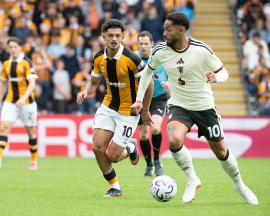 Hull City v Manchester United, ManU Premier League Mohamed Belloumi of Hull City closes down Matheus Cunha of Manchester United during the Premier League match between Hull City and Manchester United at the MKM Stadium, Hull. 22 08 2026 UK Newspapers OUT Copyright: xMattxWilkinsonx FIL-23804-0112