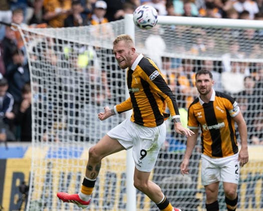 Hull City v Manchester United, ManU Premier League Oliver McBurnie of Hull City heads clear during the Premier League match between Hull City and Manchester United at the MKM Stadium, Hull. 22 08 2026 UK Newspapers OUT Copyright: xMattxWilkinsonx FIL-23804-0119