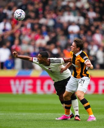 Hull City v Manchester United, ManU Premier League Elliot Stroud of Hull City (right) tussles with Youri Tielemans of Manchester United (left) during the Premier League match at the MKM Stadium, Hull 22 08 2026 UK Newspapers OUT Copyright: xMikexMartinx FIL-23813-0077