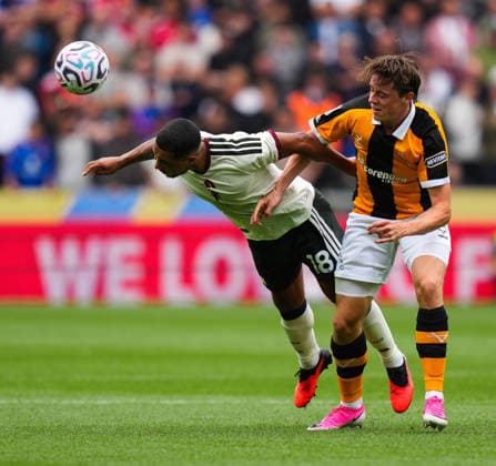 Hull City v Manchester United, ManU Premier League Elliot Stroud of Hull City (right) tussles with Youri Tielemans of Manchester United (left) during the Premier League match at the MKM Stadium, Hull 22 08 2026 UK Newspapers OUT Copyright: xMikexMartinx FIL-23813-0078