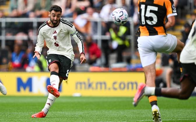 Bruno Fernandes of Manchester United, ManU shoots goalwards Hull City v Manchester United, Premier League Football, Football, MKM Stadium, Hull, UK - 22 Aug 2026Hull MKM Stadium United Kingdom EDITORIAL USE ONLY No use with unauthorised audio, video, data, fixture lists, club league logos or live services. Online in-match use limited to 120 images, no video emulation. No use in betting, games or single club league player publications.  Copyright: xGreigxCowie Shutterstockx 17111325aq