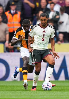 Hull City v Manchester United, ManU Premier League Nobel Mendy of Hull City (left) pressures Youri Tielemans of Manchester United (right) the Premier League match at the MKM Stadium, Hull 22 08 2026 UK Newspapers OUT Copyright: xMikexMartinx FIL-23813-0079