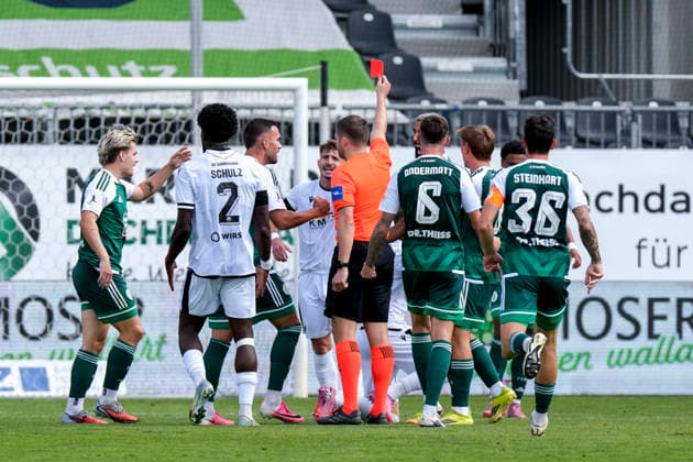 Marcel Rühl (Schiedsrichter) zeigt Marco Kehl-Gomez (SVS, 33) wegen einer Notbremse die Rote Karte, Platzverweis, Feldverweis, Hinausstellung, Highlight, red card, dismissal, sending-off, Action, Aktion, Spielszene, 22.08.2026, Sandhausen (Deutschland), Fussball, Regionalliga Südwest, SV Sandhausen - FC 08 Homburg *** Referee Marcel Rühl shows Marco Kehl Gomez of SVS, 33, a red card for a professional foul; dismissal, sending off, highlight, red card, dismissal, sending off, action, play, game moment, August 22, 2026, Sandhausen, Germany, soccer, Regionalliga Südwest, SV Sandhausen FC vs. 08 Homburg xozx
