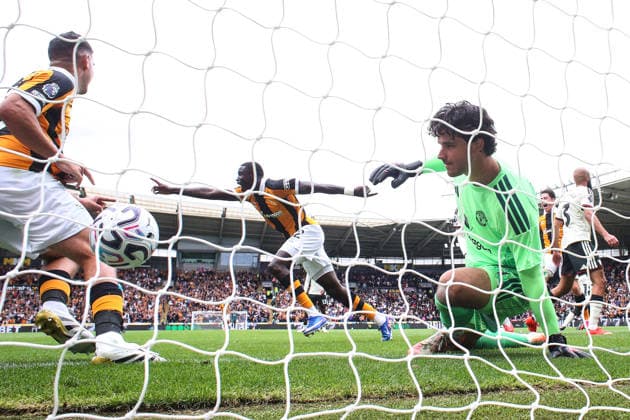 Hull v Man Utd 22 August 2026, Hull - Premier League Football - Hull City v Manchester United, ManU - Nobel Mendy of Hull City begins to celebrate scoring their 2nd goal as Manchester United goalkeeper Senne Lammens looks round at the ball in the net - Photo: Charlotte Wilson Offside. Hull UK *** Hull gegen Man Utd, 22. August 2026, Hull, Premier League, Fußball: Hull City gegen Manchester United – Nobel Mendy von Hull City beginnt, das zweite Tor seiner Mannschaft zu feiern, während Manchester-United-Torhüter Senne Lammens auf den Ball im Netz blickt. Foto: Charlotte Wilson, Offside Hull UK  Copyright: xCharlottexWilsonx xOffsidexOffside