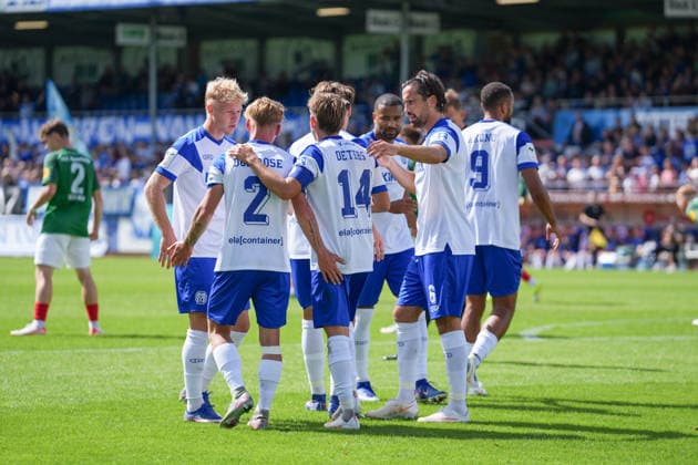 Deutschland: Fussball, NFV Krombacher Niedersachsenpokal, Viertelfinale, Hänsch-Arena, Emslandstadion, 3. Liga vs. Regionalliga Nord, SV Meppen vs. HSC Hannover: Tor zum 1:0 von Cyrill Akono (SV Meppen, 9). Jubel der Mannschaft. *** German Soccer, NFV Krombacher Lower Saxony Cup, Quarterfinals, Hänsch Arena, Emslandstadion, 3. Liga vs. Regionalliga Nord, SV Meppen vs. HSC Hannover; 1-0 goal by Cyrill Akono (SV Meppen); 9. The team celebrates Copyright: xMichelxWittex