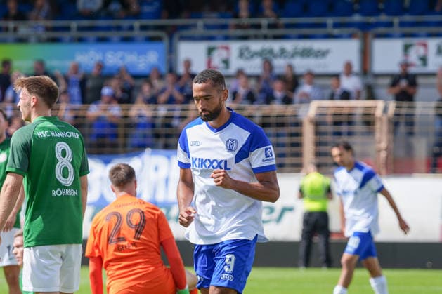 Deutschland: Fussball, NFV Krombacher Niedersachsenpokal, Viertelfinale, Hänsch-Arena, Emslandstadion, 3. Liga vs. Regionalliga Nord, SV Meppen vs. HSC Hannover: Tor zum 1:0 von Cyrill Akono (SV Meppen, 9). Jubel der Mannschaft. *** German Soccer, NFV Krombacher Lower Saxony Cup, Quarterfinals, Hänsch Arena, Emslandstadion, 3. Liga vs. Regionalliga Nord, SV Meppen vs. HSC Hannover; 1-0 goal by Cyrill Akono (SV Meppen); 9. The team celebrates Copyright: xMichelxWittex