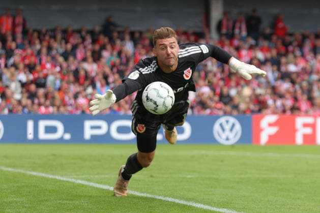 22.08.2026, xtgx, Fussball DFB-Pokal 1. Runde, FC Energie Cottbus - FC Augsburg, v.l. Marcel Lotka (Cottbus, 1) Parade, haelt den Ball, faengt den Ball, pariert DFL DFB REGULATIONS PROHIBIT ANY USE OF PHOTOGRAPHS as IMAGE SEQUENCES and or QUASI-VIDEO) Cottbus *** August 22, 2026, xtgx, Soccer DFB Cup First Round, FC Energie Cottbus vs. FC Augsburg, from left: Marcel Lotka (Cottbus), 1 save, catches the ball, DFL DFB REGULATIONS PROHIBIT ANY USE OF PHOTOGRAPHS AS IMAGE SEQUENCES AND OR QUASI-VIDEO Cottbus