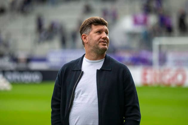 GER, Aue, Fussball, DFB-Pokal, 1. Hauptrunde, FC Erzgebirge Aue vs. TSG 1899 Hoffenheim im Bild v.l.: Andreas Schicker (Geschaeftsfuehrer TSG Hoffenheim), vor dem Spiel , bei der Platzbegehung 22.08.2026, EINS Erzgebirgsstadion Aue DFB REGULATIONS PROHIBIT ANY USE OF PHOTOGRAPHS AS IMAGE SEQUENCES AND OR QUASI-VIDEO, *** GER, Aue, Soccer, DFB Cup, 1st Round, FC Erzgebirge Aue vs. TSG 1899 Hoffenheim in the photo: from left, Andreas Schicker, Managing Director of Sports at TSG Hoffenheim, before the game, during the field inspection on August 22, 2026, EINS Erzgebirgsstadion, Aue. DFB regulations prohibit any use of photographs as image sequences and or quasi-video, Copyright: HMBxMedia PaulxFritz