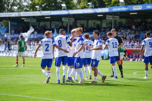 Deutschland: Fussball, NFV Krombacher Niedersachsenpokal, Viertelfinale, Hänsch-Arena, Emslandstadion, 3. Liga vs. Regionalliga Nord, SV Meppen vs. HSC Hannover: Tor zum 1:0 von Cyrill Akono (SV Meppen, 9). Jubel der Mannschaft. *** German Soccer, NFV Krombacher Lower Saxony Cup, Quarterfinals, Hänsch Arena, Emslandstadion, 3. Liga vs. Regionalliga Nord, SV Meppen vs. HSC Hannover; 1-0 goal by Cyrill Akono (SV Meppen); 9. The team celebrates Copyright: xMichelxWittex