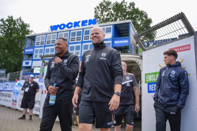 Deutschland: Fussball, NFV Krombacher Niedersachsenpokal, Viertelfinale, Hänsch-Arena, Emslandstadion, 3. Liga vs. Regionalliga Nord, SV Meppen vs. HSC Hannover: Lucas Beniermann (Trainer, SV Meppen) und Olufemi Smith (Sportlicher Leiter, SV Meppen) *** German Soccer, NFV Krombacher Lower Saxony Cup, Quarterfinals, Hänsch Arena, Emslandstadion, 3. Liga vs. Regionalliga Nord, SV Meppen vs. HSC Hannover; Lucas Beniermann, Coach, SV Meppen, and Olufemi Smith, Sporting Director, SV Meppen Copyright: xMichelxWittex