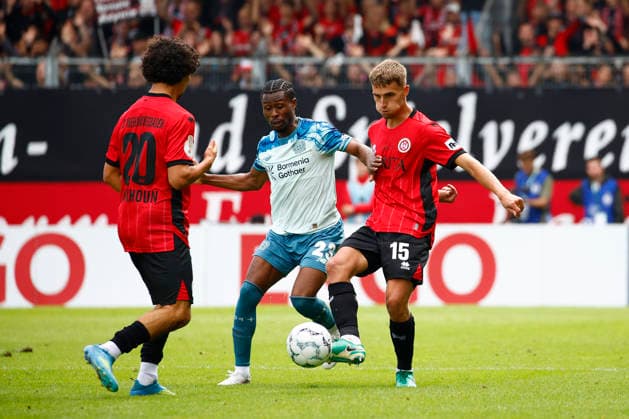 22.08.2026, xavx, Fussball DFB Pokal 1.Runde, SV Wehen Wiesbaden - Bayer 04 Leverkusen v.l. Nathan Tella (Bayer 04 Leverkusen), Justin Janitzek (SV Wehen Wiesbaden) Wiesbaden *** August 22, 2026, xavx, Soccer, DFB Cup First Round, SV Wehen Wiesbaden vs. Bayer 04 Leverkusen: Nathan Tella (Bayer 04 Leverkusen), Justin Janitzek (SV Wehen Wiesbaden), Wiesbaden
