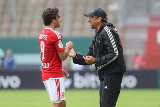 22.08.2026, xtgx, Fussball DFB-Pokal 1. Runde, FC Energie Cottbus - FC Augsburg, v.l. Lucas Copado (Cottbus, 9) Claus Dieter Pele Wollitz (Cottbus, Trainer) gibt Anweisungen, gestikuliert mit den Armen, gesticulate, gives instructions (DFL DFB REGULATIONS PROHIBIT ANY USE OF PHOTOGRAPHS as IMAGE SEQUENCES and or QUASI-VIDEO) Cottbus *** August 22, 2026, xtgx, Soccer DFB Cup 1st Round, FC Energie Cottbus vs. FC Augsburg, from left: Lucas Copado (Cottbus), 9 Claus Dieter Pele Wollitz (Cottbus), coach gives instructions, gestures with his arms, gesticulates, gives instructions DFL DFB REGULATIONS PROHIBIT ANY USE OF PHOTOGRAPHS as IMAGE SEQUENCES and or QUASI-VIDEO Cottbus