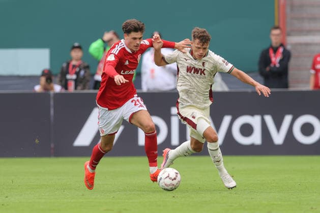 22.08.2026, xtgx, Fussball DFB-Pokal 1. Runde, FC Energie Cottbus - FC Augsburg, v.l. Luca Erlein (Cottbus, 21) Robin Fellhauer (Augsburg, 19) Zweikampf, Duell, Kampf, tackle (DFL DFB REGULATIONS PROHIBIT ANY USE OF PHOTOGRAPHS as IMAGE SEQUENCES and or QUASI-VIDEO) Cottbus *** August 22, 2026, xtgx, Soccer DFB Cup 1st Round, FC Energie Cottbus vs. FC Augsburg, from left: Luca Erlein (Cottbus), 21 Robin Fellhauer, Augsburg, 19 tackle, duel, battle, DFL DFB REGULATIONS PROHIBIT ANY USE OF PHOTOGRAPHS AS IMAGE SEQUENCES AND OR QUASI-VIDEO, Cottbus