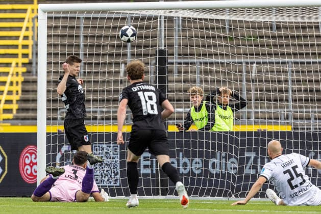 SSV Ulm 1846 Fußball vs. SG Barockstadt Fulda-Lehnerz, Fussball, Regionalliga Südwest, 3. Spieltag, Donaustadion Ulm 22.08.26 Torjubel Jubel Freude nach Treffer Tor Torschuss zum 0:1 für SG Barockstadt Fulda-Lehnerz durch ein Eigentor. SSV Ulm 1846 Fußball vs. SG Barockstadt Fulda-Lehnerz, Fussball, Regionalliga Südwest, 3. Spieltag, Donaustadion Ulm 22.08.26 Foto: Lucca Fundel Ulm Donaustadion Baden-Württemberg Deutschland *** SSV Ulm 1846 Soccer vs. SG Barockstadt Fulda Lehnerz, Soccer, Regionalliga Southwest, Matchday 3, Donaustadion Ulm, August 22, 2026—Celebration, cheers, and joy after a goal: a shot on goal resulting in a 0–1 lead for SG Barockstadt Fulda Lehnerz due to an own goal—SSV Ulm 1846 Soccer vs. SG Barockstadt Fulda Lehnerz, Soccer, Southwest Regional League, Matchday 3, Donaustadion Ulm, August 22, 2026. Photo by Lucca Fundel, Ulm, Donaustadion, Baden-Württemberg, Germany