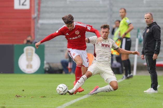 22.08.2026, xtgx, Fussball DFB-Pokal 1. Runde, FC Energie Cottbus - FC Augsburg, v.l. Luca Erlein (Cottbus, 21) Robin Fellhauer (Augsburg, 19) Zweikampf, Duell, Kampf, tackle (DFL DFB REGULATIONS PROHIBIT ANY USE OF PHOTOGRAPHS as IMAGE SEQUENCES and or QUASI-VIDEO) Cottbus *** August 22, 2026, xtgx, Soccer DFB Cup 1st Round, FC Energie Cottbus vs. FC Augsburg, from left: Luca Erlein (Cottbus), 21 Robin Fellhauer, Augsburg, 19 tackle, duel, battle, DFL DFB REGULATIONS PROHIBIT ANY USE OF PHOTOGRAPHS AS IMAGE SEQUENCES AND OR QUASI-VIDEO, Cottbus