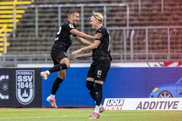SSV Ulm 1846 Fußball vs. SG Barockstadt Fulda-Lehnerz, Fussball, Regionalliga Südwest, 3. Spieltag, Donaustadion Ulm 22.08.26 Torjubel Jubel Freude nach Treffer Tor Torschuss zum 0:1 für SG Barockstadt Fulda-Lehnerz durch ein Eigentor. v.l. Keanu Kraft (SG Barockstadt Fulda-Lehnerz, 32), Nicolas Wähling (SG Barockstadt Fulda-Lehnerz, 10) SSV Ulm 1846 Fußball vs. SG Barockstadt Fulda-Lehnerz, Fussball, Regionalliga Südwest, 3. Spieltag, Donaustadion Ulm 22.08.26 Foto: Lucca Fundel Ulm Donaustadion Baden-Württemberg Deutschland *** SSV Ulm 1846 Soccer vs. SG Barockstadt Fulda Lehnerz, Soccer, Regionalliga Southwest, Matchday 3, Donaustadion Ulm, August 22, 2026—Goal celebration, jubilation, and joy after SG Barockstadt Fulda Lehnerz scores the 0–1 goal via an own goal (from left: Keanu Kraft, SG Barockstadt Fulda Lehnerz, 32), Nicolas Wähling, SG Barockstadt Fulda Lehnerz, 10; SSV Ulm 1846 Soccer vs. SG Barockstadt Fulda Lehnerz, Soccer, Southwest Regional League, Matchday 3, Donaustadion, Ulm, August 22, 2026. Photo by Lucca Fundel, Ulm Donaustadion, Baden-Württemberg, Germany