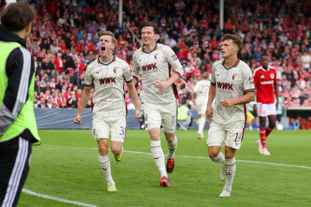22.08.2026, xtgx, Fussball - DFB Pokal 1.Runde Energie Cottbus - FC Augsburg emspor, v.l. Jubel nach dem 0:1 durch Anton Kade (Augsburg, 30) (DFL DFB REGULATIONS PROHIBIT ANY USE OF PHOTOGRAPHS as IMAGE SEQUENCES and or QUASI-VIDEO) Cottbus *** August 22, 2026, xtgx, Soccer DFB Cup 1st Round Energie Cottbus vs. FC Augsburg emspor, from left: Celebrations after Anton Kade’s 0–1 goal for Augsburg, 30 DFL DFB REGULATIONS PROHIBIT ANY USE OF PHOTOGRAPHS AS IMAGE SEQUENCES AND OR QUASI-VIDEO Cottbus