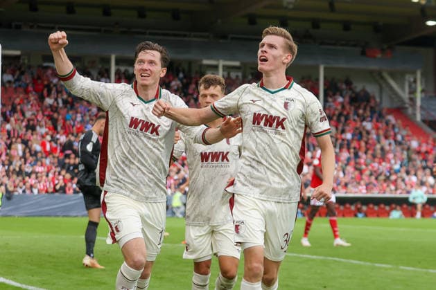 22.08.2026, xtgx, Fussball - DFB Pokal 1.Runde Energie Cottbus - FC Augsburg emspor, v.l. Jubel nach dem 0:1 durch Anton Kade (Augsburg, 30) (DFL DFB REGULATIONS PROHIBIT ANY USE OF PHOTOGRAPHS as IMAGE SEQUENCES and or QUASI-VIDEO) Cottbus *** August 22, 2026, xtgx, Soccer DFB Cup 1st Round Energie Cottbus vs. FC Augsburg emspor, from left: Celebrations after Anton Kade’s 0–1 goal for Augsburg, 30 DFL DFB REGULATIONS PROHIBIT ANY USE OF PHOTOGRAPHS AS IMAGE SEQUENCES AND OR QUASI-VIDEO Cottbus