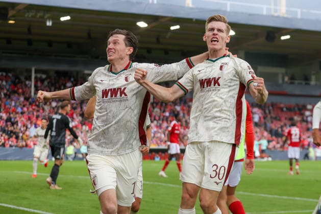 22.08.2026, xtgx, Fussball - DFB Pokal 1.Runde Energie Cottbus - FC Augsburg emspor, v.l. Jubel nach dem 0:1 durch Anton Kade (Augsburg, 30) (DFL DFB REGULATIONS PROHIBIT ANY USE OF PHOTOGRAPHS as IMAGE SEQUENCES and or QUASI-VIDEO) Cottbus *** August 22, 2026, xtgx, Soccer DFB Cup 1st Round Energie Cottbus vs. FC Augsburg emspor, from left: Celebrations after Anton Kade’s 0–1 goal for Augsburg, 30 DFL DFB REGULATIONS PROHIBIT ANY USE OF PHOTOGRAPHS AS IMAGE SEQUENCES AND OR QUASI-VIDEO Cottbus
